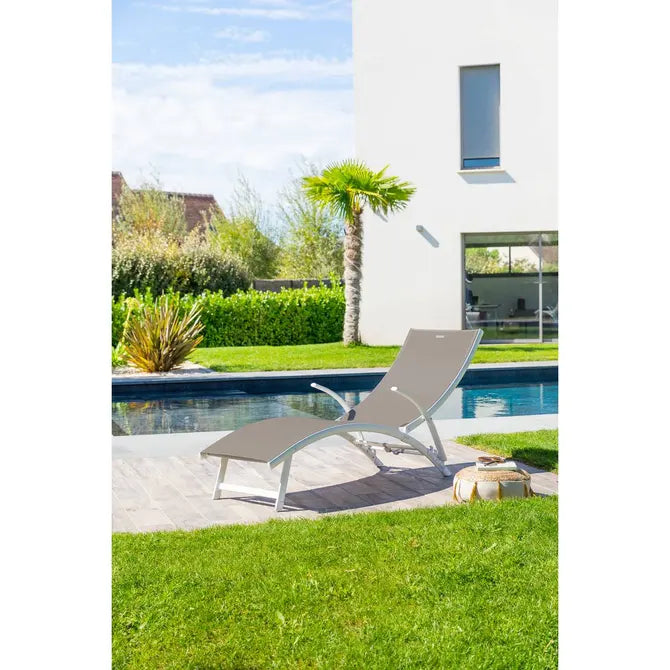 Сгъваем алуминиев шезлонг Hesperide Samba, Лешник/Бяло