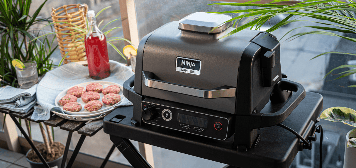 Електрическа скара Ninja Woodfire OG701EU с опушвач, 2400W, 7 функции за готвене, Сив