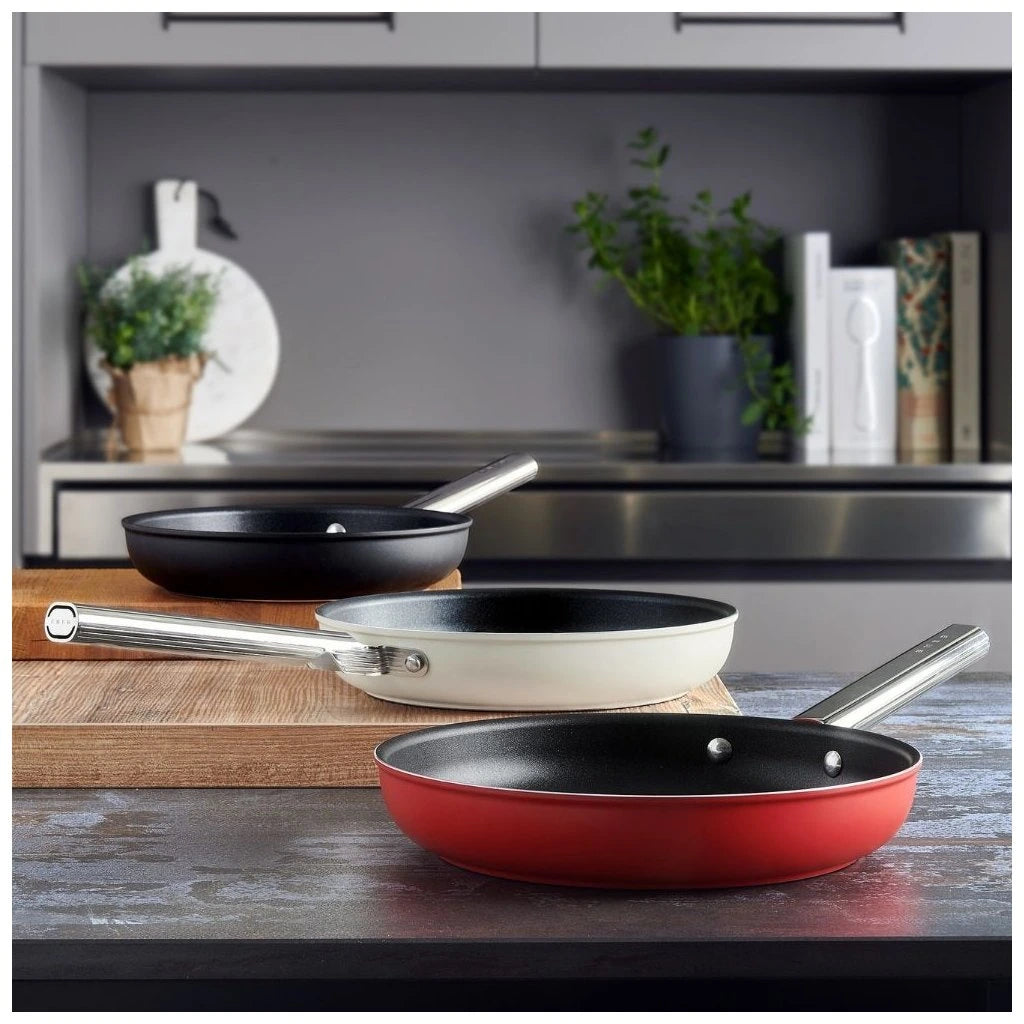 Тиган Smeg CKFF2401BLM, Обем 1.9 л., Диаметър 24 см, Черен