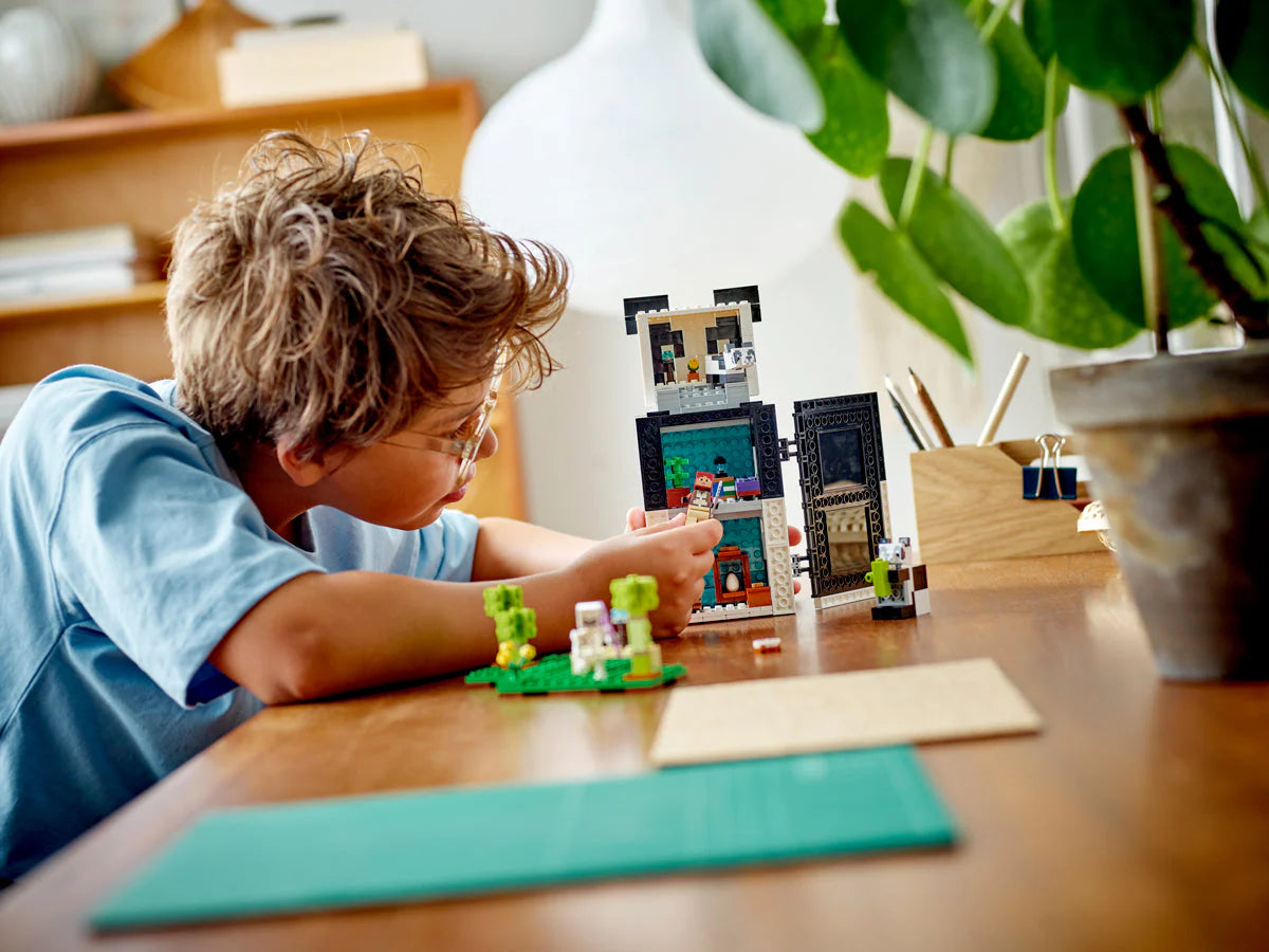 LEGO® Minecraft - Убежище на мечките панда 21245, 553 части